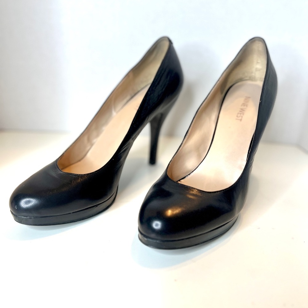 Nine West Black Leather Round Toe Platform pump with 4.5” heel. Size 9